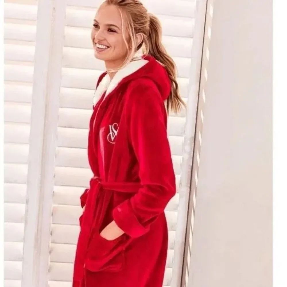 ✨VICTORIAS SECRET THE COZY SHORT RED HOODED SZ SMALL ROBE✨
